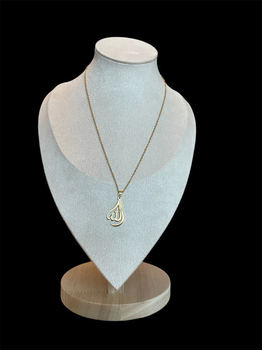 Goudkleurige stainless steel ketting met 'Allah' bedel – een elegant en spiritueel sieraad met betekenis.