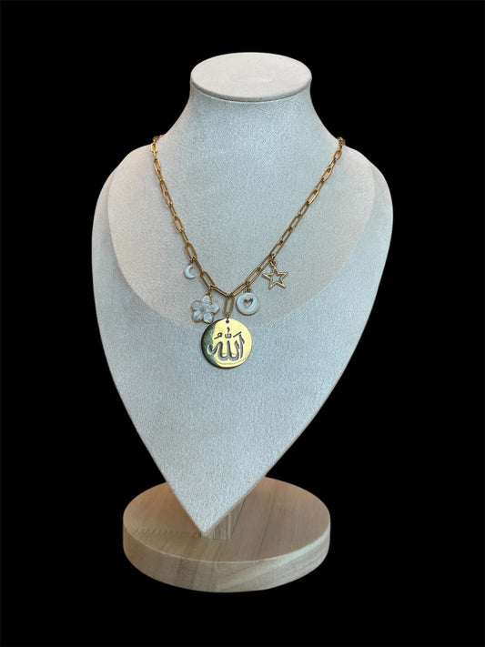 Goudkleurige stainless steel ketting met verschillende bedels en Allah bedel – een elegant en spiritueel sieraad met betekenis.