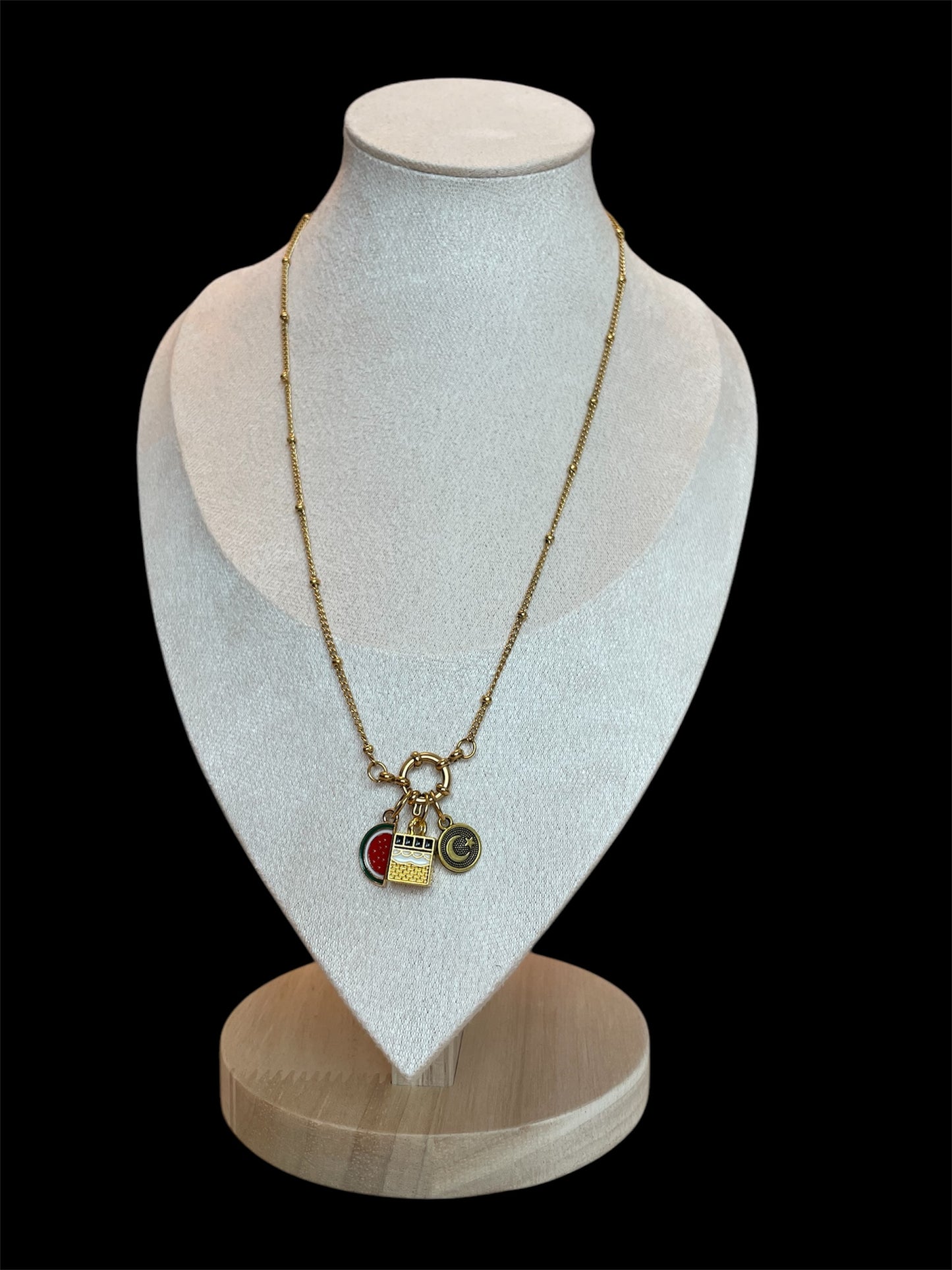 Goudkleurige stainless steel ketting met watermeloen, Kaaba en maan/ster bedel – een elegant en spiritueel sieraad met betekenis.