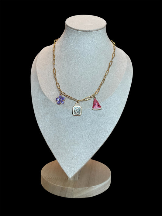 Goudkleurige stainless steel ketting met bloem, maan/ster en watermeloen bedel – een elegant en spiritueel sieraad met betekenis.